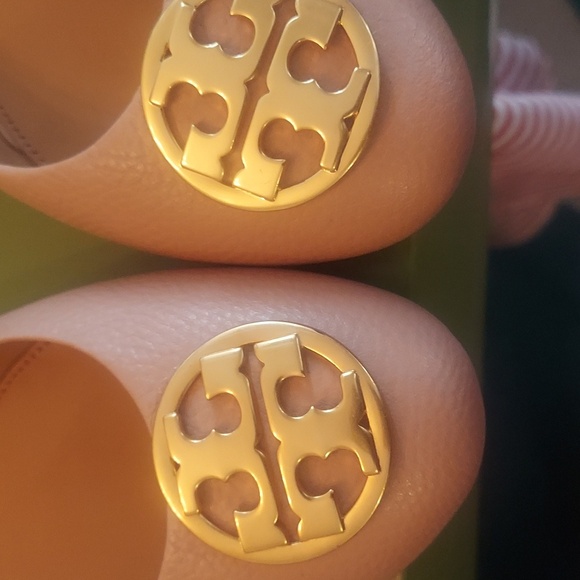 Tory Burch Women's Tan Flats with Gold Logo - Picture 2 of 7
